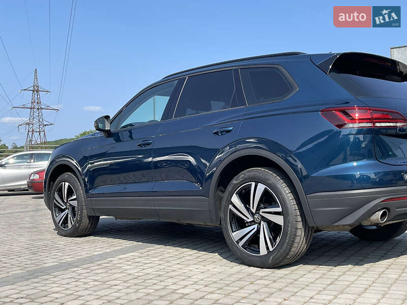 Позашляховик / Кросовер Volkswagen Touareg 2018 в Мукачевому