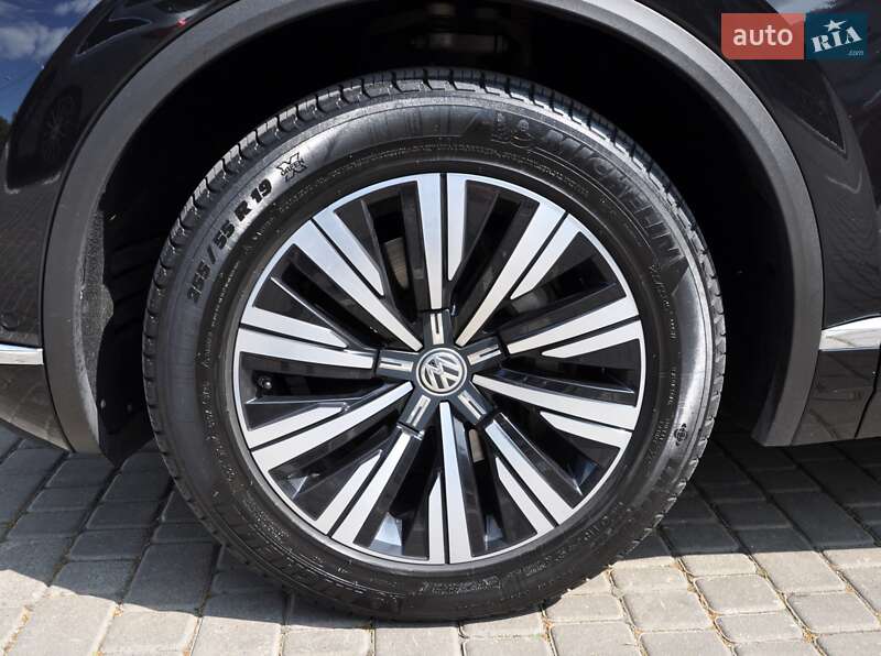 Внедорожник / Кроссовер Volkswagen Touareg 2018 в Одессе