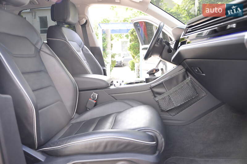 Внедорожник / Кроссовер Volkswagen Touareg 2018 в Одессе