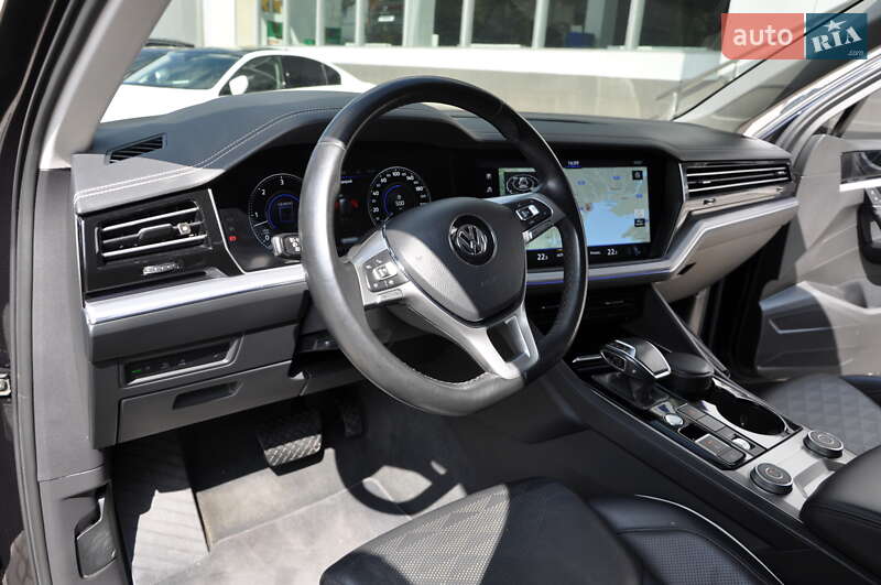 Внедорожник / Кроссовер Volkswagen Touareg 2018 в Одессе