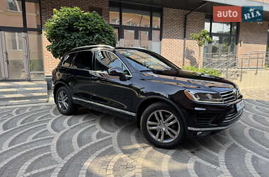 Внедорожник / Кроссовер Volkswagen Touareg 2015 в 
