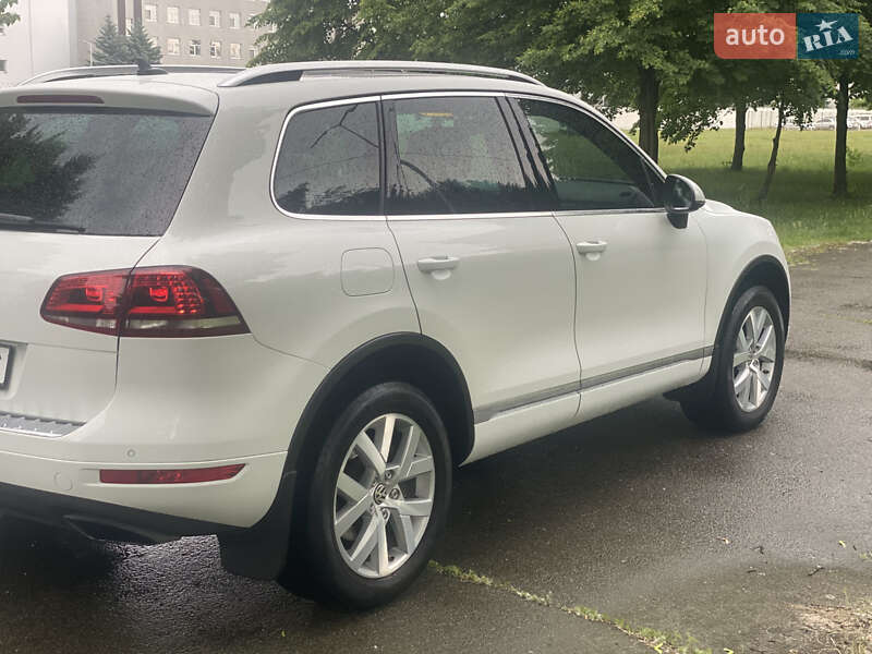 Позашляховик / Кросовер Volkswagen Touareg 2013 в Києві