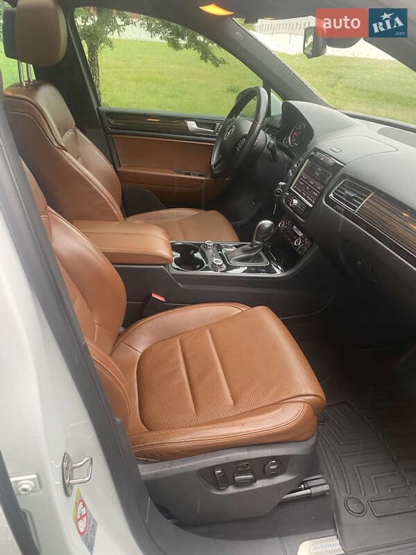 Позашляховик / Кросовер Volkswagen Touareg 2013 в Києві