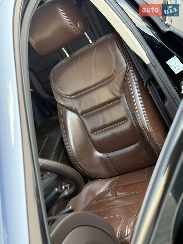 Внедорожник / Кроссовер Volkswagen Touareg 2011 в Золочеве