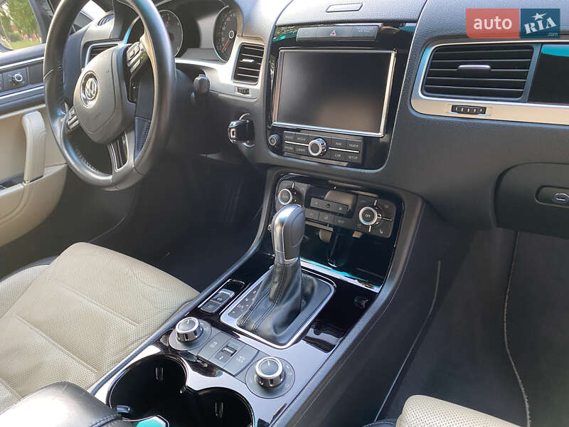 Внедорожник / Кроссовер Volkswagen Touareg 2013 в Виннице