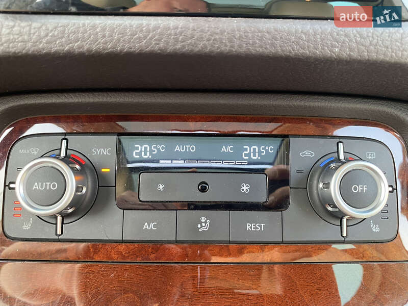 Внедорожник / Кроссовер Volkswagen Touareg 2014 в Виннице
