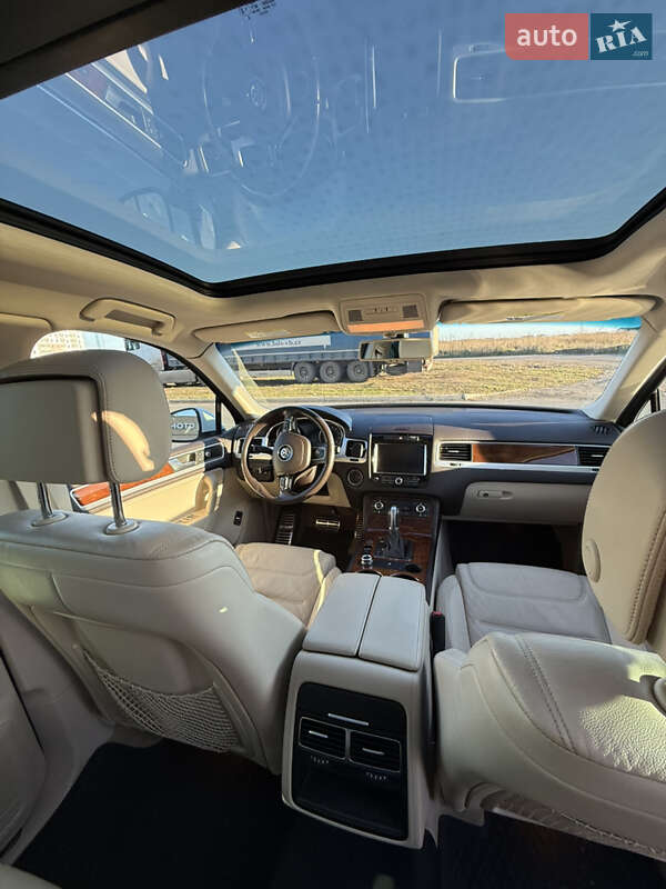 Внедорожник / Кроссовер Volkswagen Touareg 2014 в Виннице