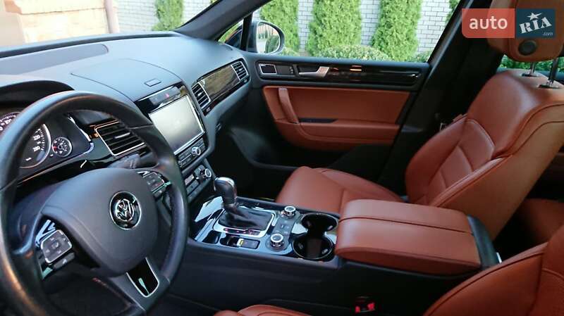 Внедорожник / Кроссовер Volkswagen Touareg 2014 в Николаеве