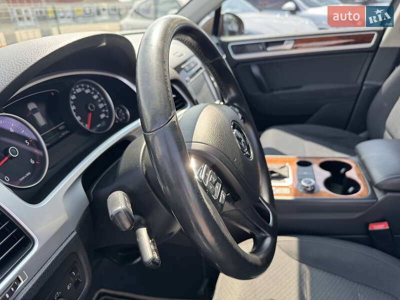 Позашляховик / Кросовер Volkswagen Touareg 2012 в Києві