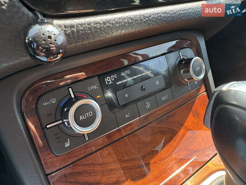 Позашляховик / Кросовер Volkswagen Touareg 2012 в Києві