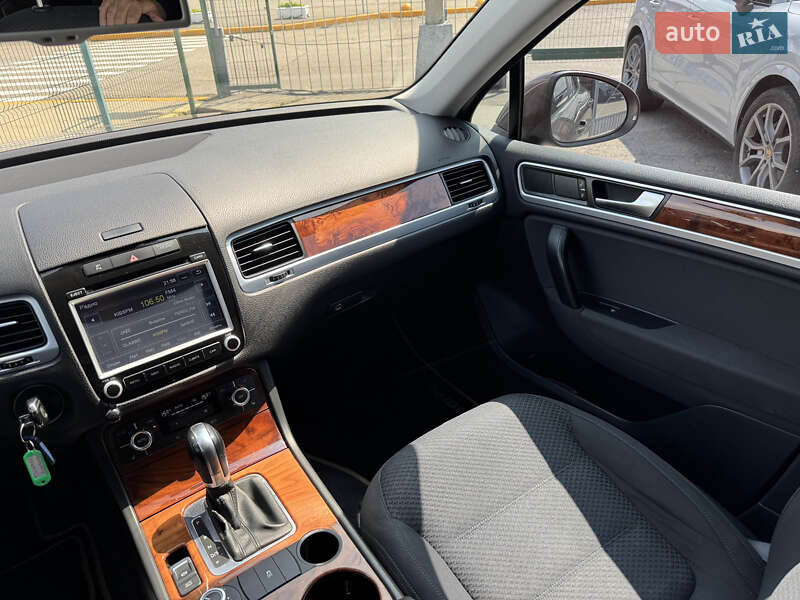 Позашляховик / Кросовер Volkswagen Touareg 2012 в Києві