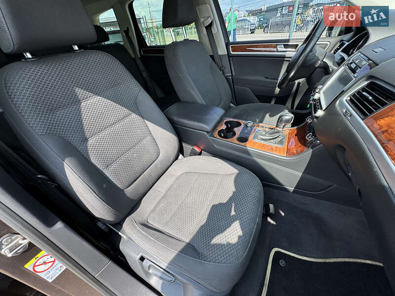 Позашляховик / Кросовер Volkswagen Touareg 2012 в Києві