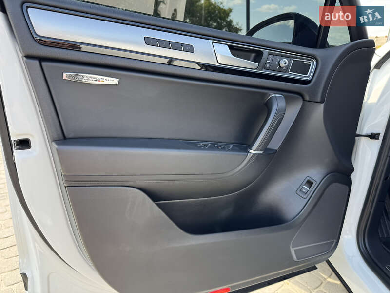 Внедорожник / Кроссовер Volkswagen Touareg 2016 в Дрогобыче