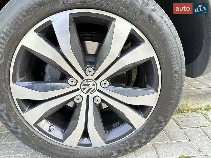 Внедорожник / Кроссовер Volkswagen Touareg 2017 в Белгороде-Днестровском