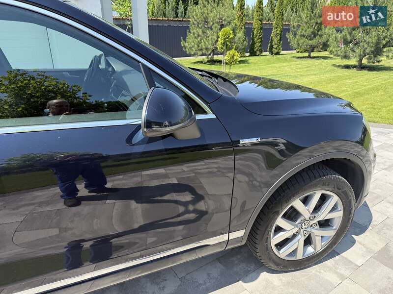 Позашляховик / Кросовер Volkswagen Touareg 2013 в Києві