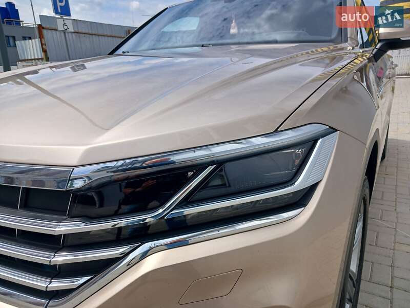 Внедорожник / Кроссовер Volkswagen Touareg 2018 в Киеве