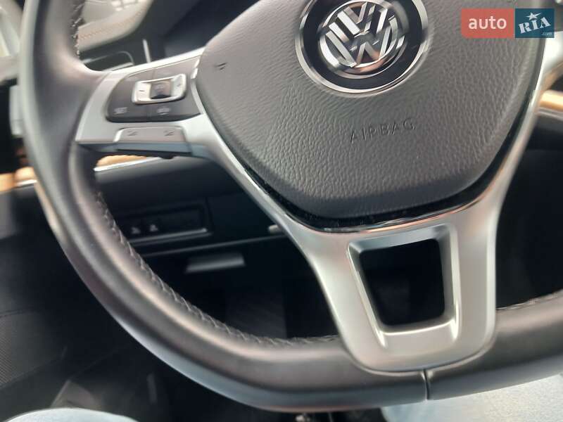 Внедорожник / Кроссовер Volkswagen Touareg 2018 в Киеве