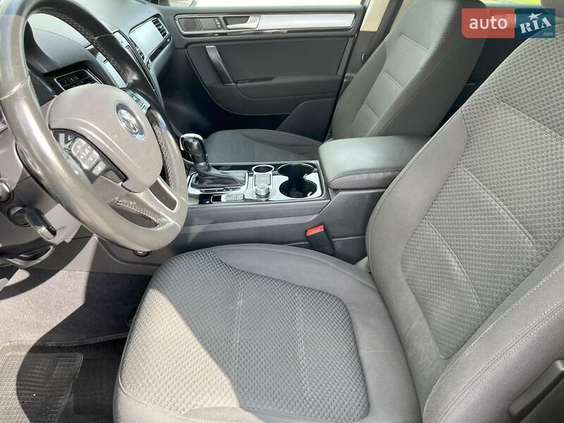 Внедорожник / Кроссовер Volkswagen Touareg 2015 в Киеве
