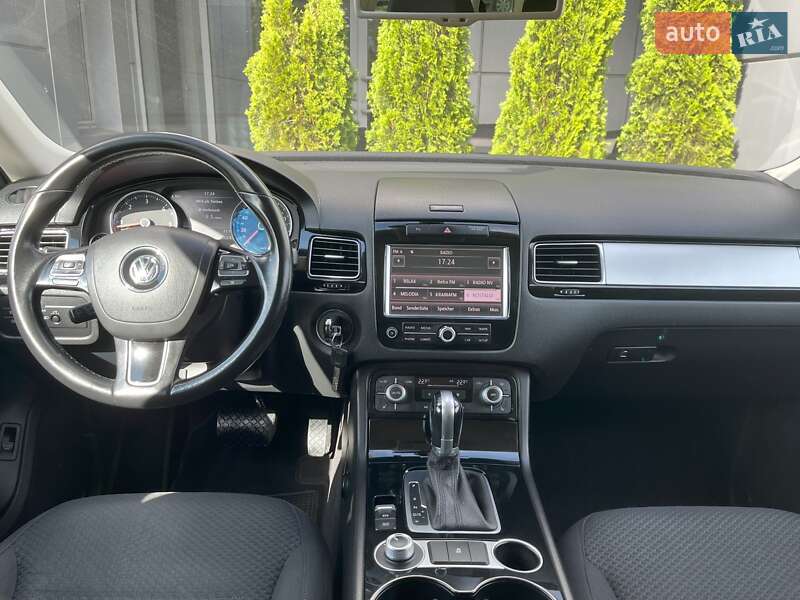 Внедорожник / Кроссовер Volkswagen Touareg 2015 в Киеве