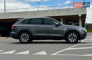 Внедорожник / Кроссовер Volkswagen Touareg 2021 в 