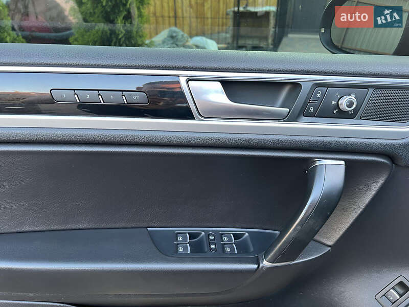 Внедорожник / Кроссовер Volkswagen Touareg 2015 в Кривом Роге