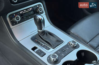 Внедорожник / Кроссовер Volkswagen Touareg 2012 в 