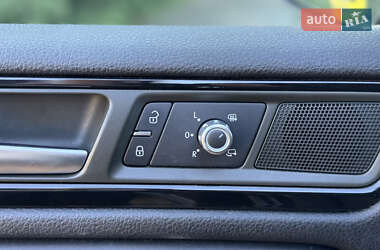 Внедорожник / Кроссовер Volkswagen Touareg 2012 в 