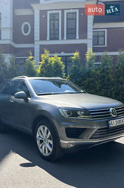 Внедорожник / Кроссовер Volkswagen Touareg 2014 в Ужгороде