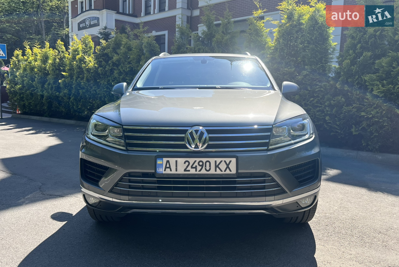 Продаю доглянутий Volkswagen Touareg 2015 року з надійним дизельним 3.0 TDI V6 з системою пневматичної підвіски та повного приводу 4Motion. Автомобіль у відмінному технічному та візуальному стані — сів і поїхав, без додаткових витрат. Купувався для себе, не для перепродажу. Пробіг чесний, підтверджується сервісною історією.
Авто комфортне, впевнено тримає дорогу, економічне: 10 л/100 км місто, до 7,5 л — траса. Двигун працює тихо, коробка перемикає плавно, без ривків. ДТП не було. Без експлуатації по бездоріжжю.
Салон — окрема історія. Натуральна коричнева шкіра Napa в ідеальному стані: нічого не потерто, не потріскано. Дуже вдале поєднання. Всередині дійсно преміум, з атмосферою комфорту.
Аудіосистема Dynaudio — рідкісна та дорога опція. Звучання рівня хай-енд: глибокі баси, чіткість, деталізація. Один раз послухаєте — не захочете повертатись до звичайного звуку.
Комплектація дуже багата: електропакет, електросидіння, підігрів сидінь, 4-зонний клімат, круїз-контроль, датчики світла/дощу, електропривід багажника, навігація, Bluetooth, камера заднього виду, парктроніки, ксенон, LED-ходові.
Авто на пневмопідвісці — м’яко, комфортно, машина «пливе» по наших дорогах. Ходова без стуків чи скрипів. Останнє ТО 8 тис. км тому: замінені всі фільтри, масло, гальмівні колодки. Готовий до будь-якої перевірки.
Це не щойно пригнаний варіант і не робився «під продаж». Все робилось для себе, тому стан відповідний. Аргументований торг — біля капота. Готовий до перегляду.
Телефонуйте, домовимось.