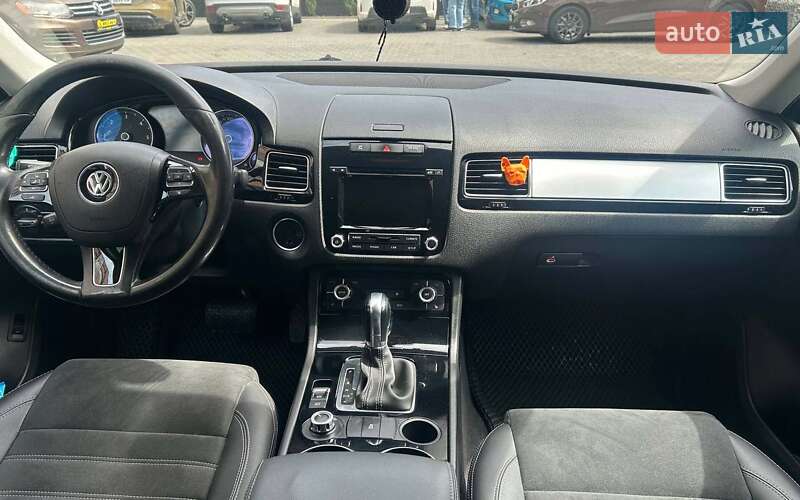 Внедорожник / Кроссовер Volkswagen Touareg 2014 в Черновцах