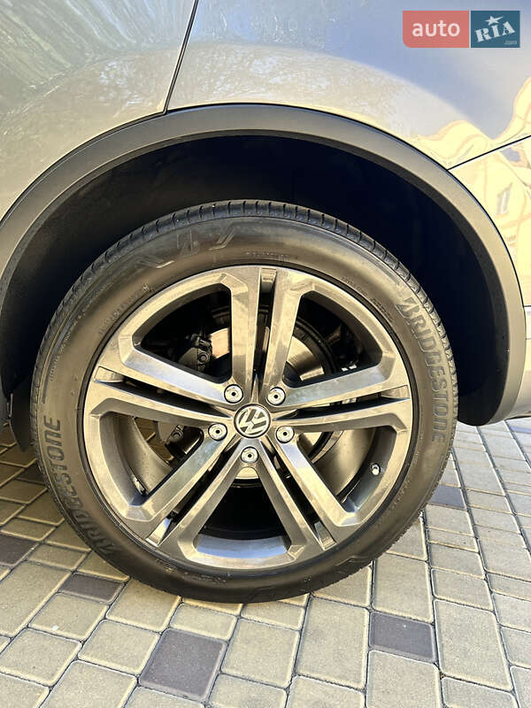 Позашляховик / Кросовер Volkswagen Touareg 2015 в Миколаєві
