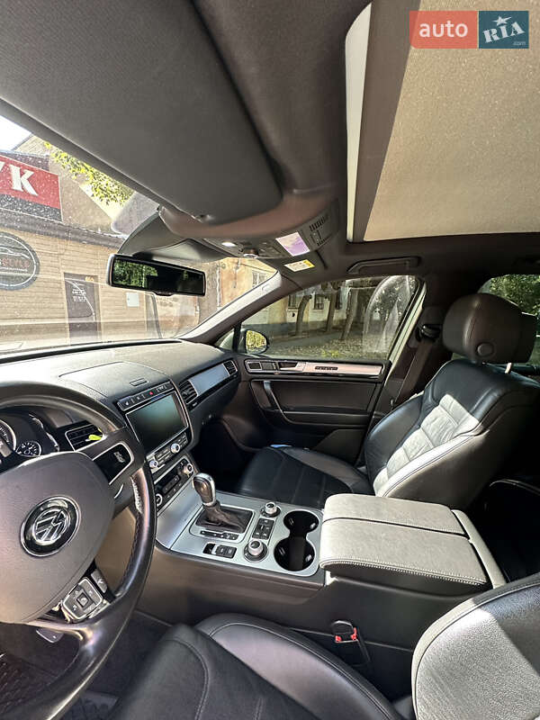 Позашляховик / Кросовер Volkswagen Touareg 2015 в Миколаєві