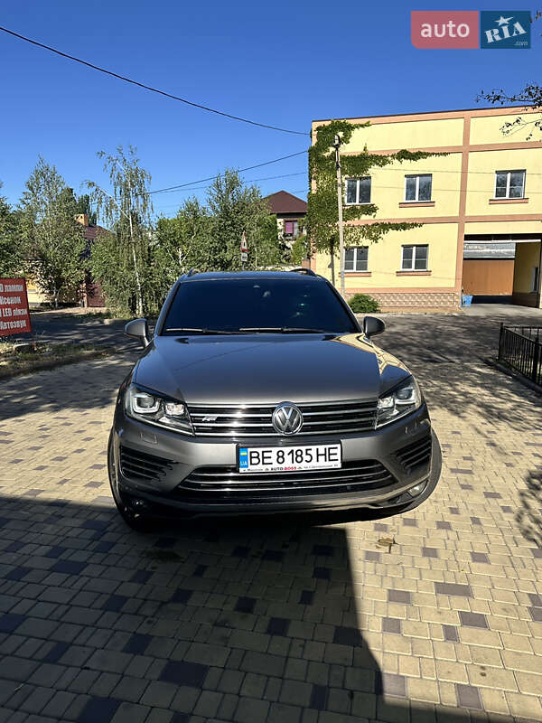 Позашляховик / Кросовер Volkswagen Touareg 2015 в Миколаєві