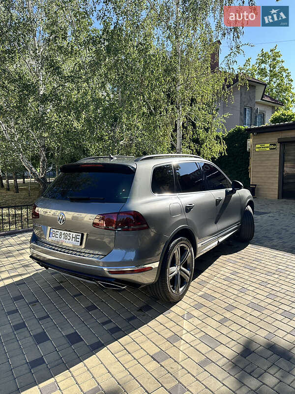 Позашляховик / Кросовер Volkswagen Touareg 2015 в Миколаєві
