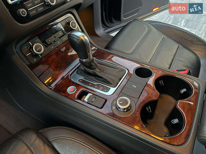 Внедорожник / Кроссовер Volkswagen Touareg 2014 в Киеве