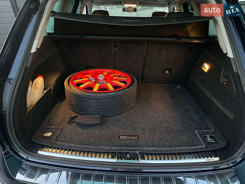 Внедорожник / Кроссовер Volkswagen Touareg 2014 в Киеве