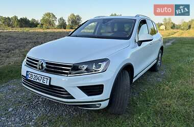 Внедорожник / Кроссовер Volkswagen Touareg 2015 в Чернигове