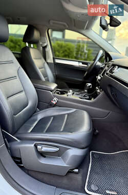 Позашляховик / Кросовер Volkswagen Touareg 2013 в 