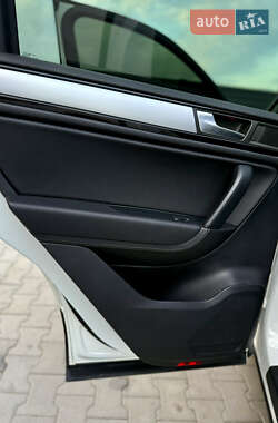 Позашляховик / Кросовер Volkswagen Touareg 2013 в 