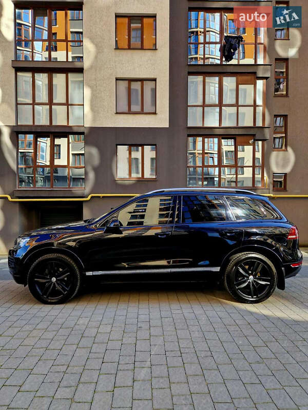 Позашляховик / Кросовер Volkswagen Touareg 2011 в Івано-Франківську