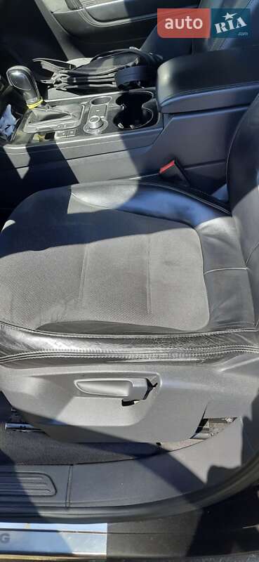 Позашляховик / Кросовер Volkswagen Touareg 2015 в Лубнах