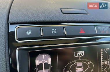 Внедорожник / Кроссовер Volkswagen Touareg 2015 в 