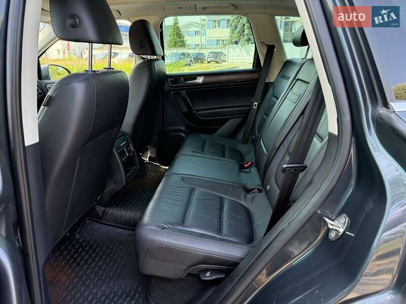 Внедорожник / Кроссовер Volkswagen Touareg 2015 в Львове