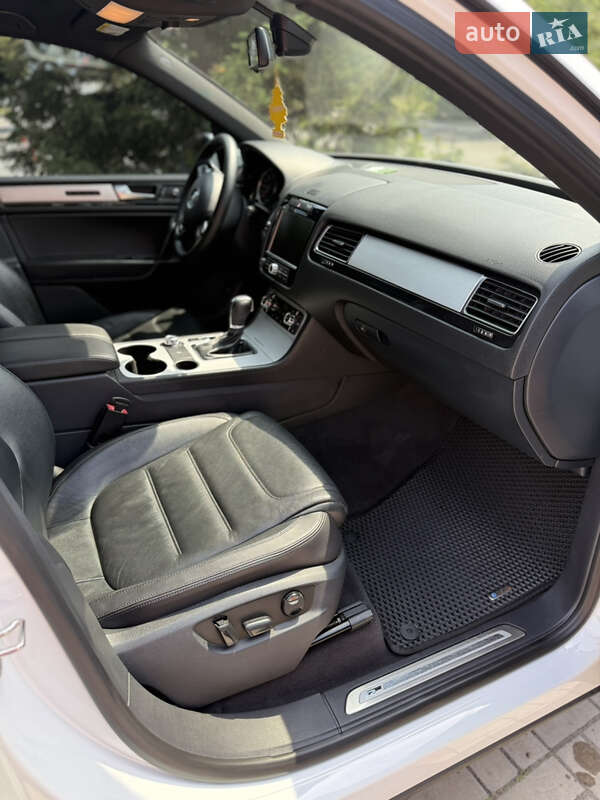 Внедорожник / Кроссовер Volkswagen Touareg 2013 в Запорожье