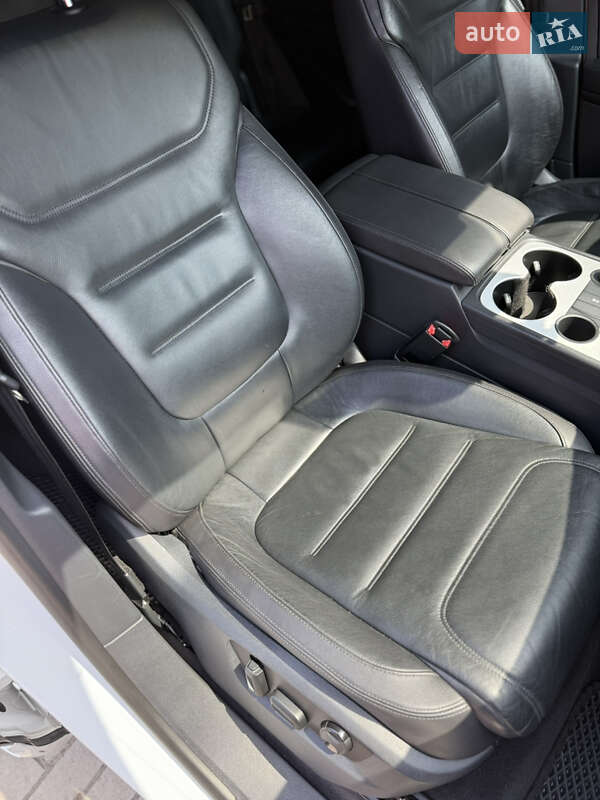 Внедорожник / Кроссовер Volkswagen Touareg 2013 в Запорожье