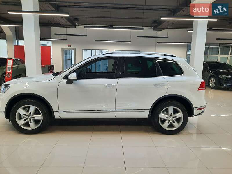 Внедорожник / Кроссовер Volkswagen Touareg 2014 в Хмельницком