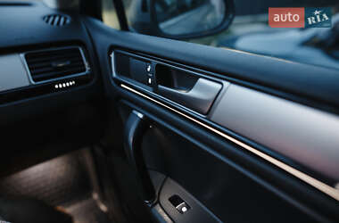 Внедорожник / Кроссовер Volkswagen Touareg 2017 в 