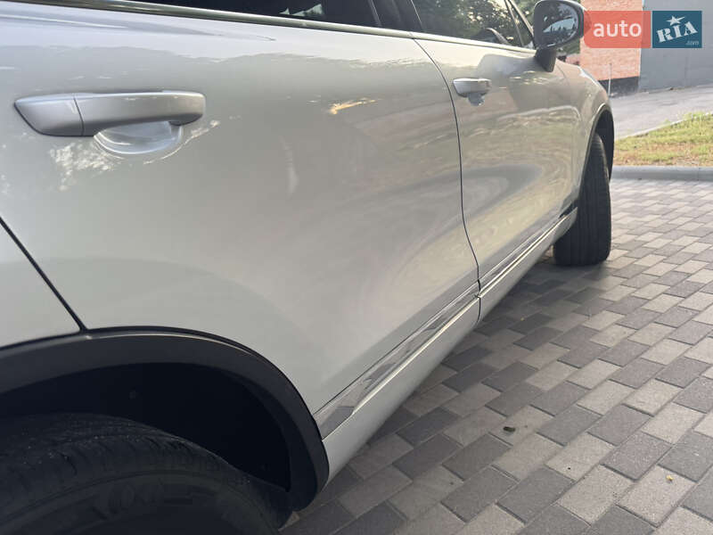 Внедорожник / Кроссовер Volkswagen Touareg 2012 в Киеве
