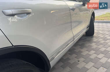 Внедорожник / Кроссовер Volkswagen Touareg 2012 в 