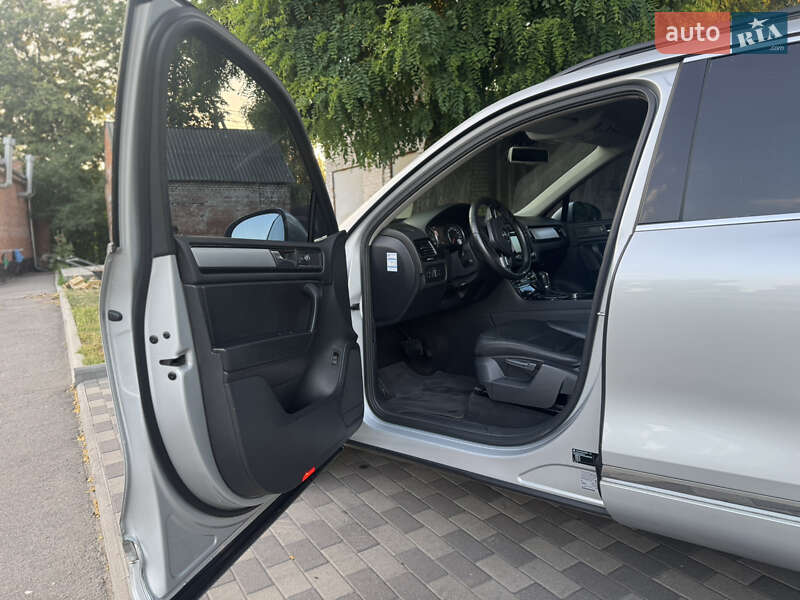 Внедорожник / Кроссовер Volkswagen Touareg 2012 в Киеве